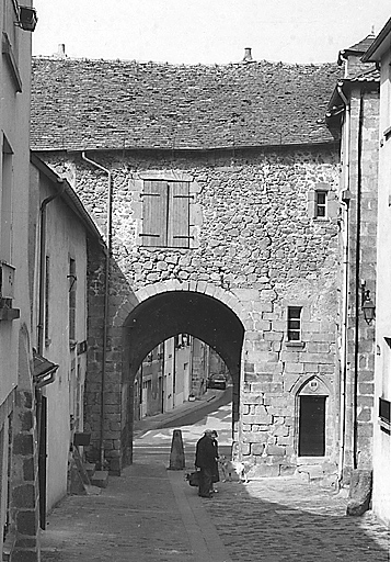 Porte de ville dite porte du Puycharraud. Vue intra-muros.