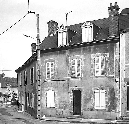 La Souterraine, ville. 2 place Emile Parrain. Maison construite vraisemblablement à la fin du 18e siècle, avec un étage carré, un étage de comble et se développant sur trois travées. Vue de l'élévation antérieure. Cadastre 1992 BE 122.