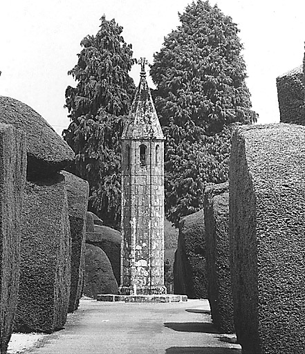 Vue prise depuis l'entrée sud du cimetière.