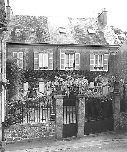 La Souterraine, ville. 10 rue Haute-Saint-Michel (cadastre 1992 BK 19). Maison construite en retrait de la rue entre cour et jardin. Vue de l'élévation antérieure donnant sur la cour.