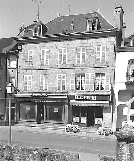La Souterraine, ville. 5 et 7 boulevard Mestadier (cadastre 1992 BD 97). Immeuble construit vers 1850, à deux étages carrés, un étage de comble et se développant sur 5 travées d'élévation. Vue d'ensemble de l'élévation antérieure traitée en pierre de taille.