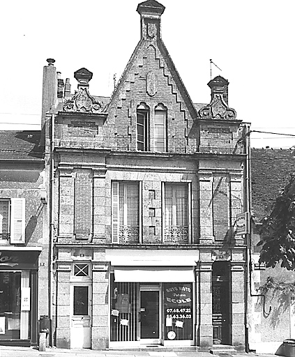 La Souterraine, ville : 14, 16 rue Haute-Saint-Michel (cadastre 1992, BK 6). Maison probablement construite à la fin du 19e siècle ou au début du 20e siècle ; présente une curieuse façade antérieure dans le style néo-flamand, traitée en pierre et brique.