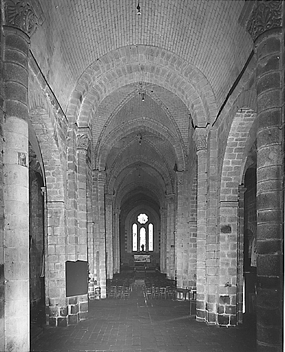 Vue intérieure de l'église depuis le bas de la nef.