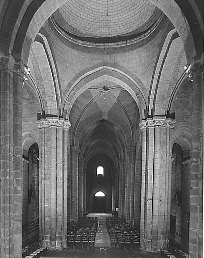 Vue intérieure de la nef depuis le choeur.