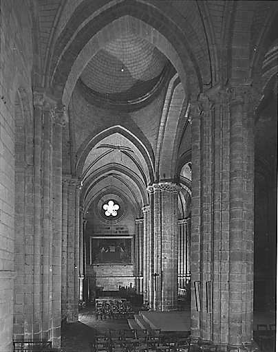 Vue partielle du bras nord du transept depuis le transept sud.