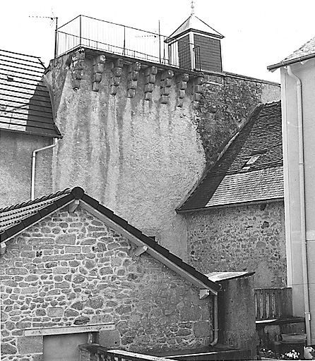 Vestiges de rempart. Vue prise depuis la rue du Guichet.