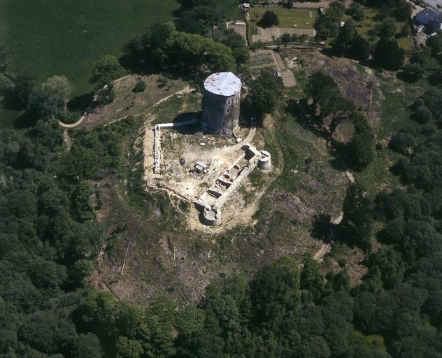 Vue aérienne rapprochée du site du château prise depuis le sud-ouest.