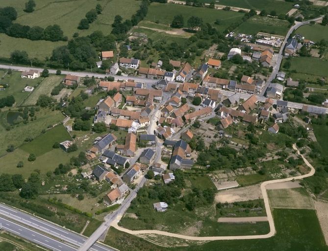 Le Dognon. Vue aérienne du village prise depuis le sud-ouest.