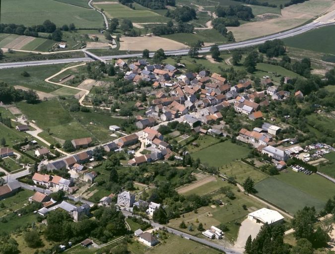 Le Dognon. Vue aérienne du village prise depuis le sud-est.