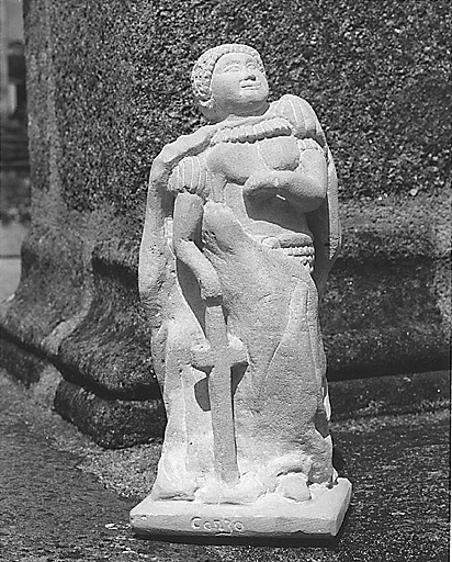 Saint-Maurice-la-Souterraine. Statue conservée dans la mairie, représentant saint Maurice et exécutée par le sculpteur Carzo. Dimensions h : 49.8, la : 18, pr : 16.