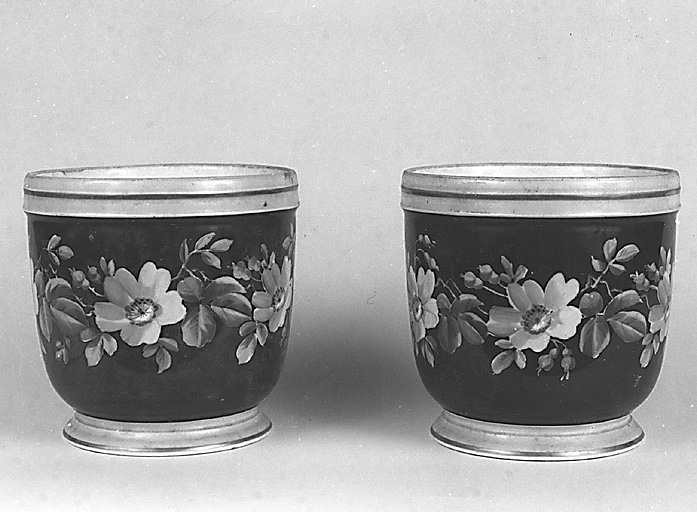 Ensemble de deux cache-pots en porcelaine.