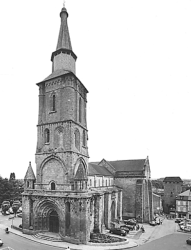 Vue d'ensemble extérieure, depuis l'ouest, de l'élévation occidentale dominée par le clocher, de l'élévation sud de la nef et du transept sud.