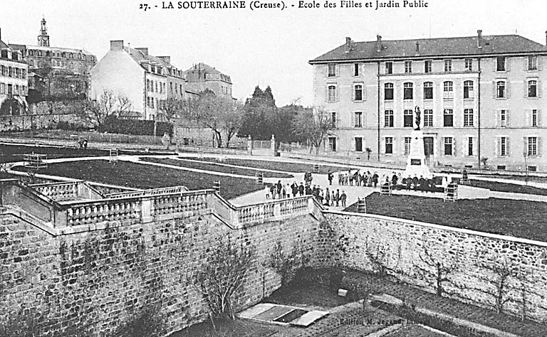 La Souterraine. Ecole de filles, actuellement collège. Vue d'ensemble depuis le sud, vers 1910, avec le jardin public en premier plan.