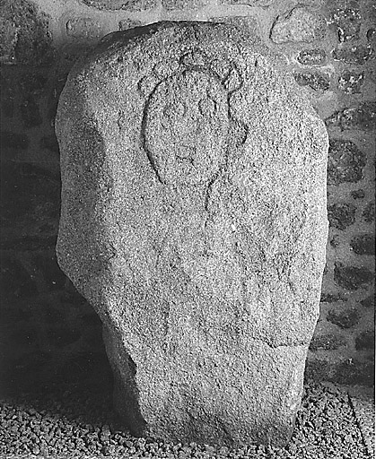 Le Bost. Stèle anthropomorphe découverte en 1875 (cadastre 1825, section E, parcelle 833) et conservée au musée de la Sénatorerie à Guéret. Dimensions h : 115, la : 50.