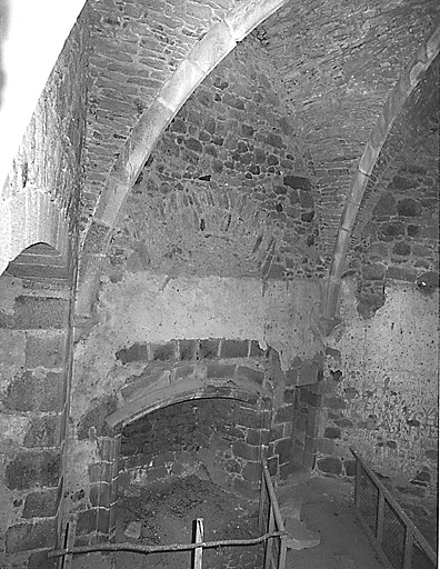 Intérieur du donjon. Premier étage, vue de la cheminée et d'une partie de la voûte d'ogives prise en 1997.