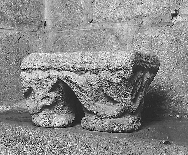 Chapiteaux jumelés déposés, provenant peut-être de l'ancien cloître.