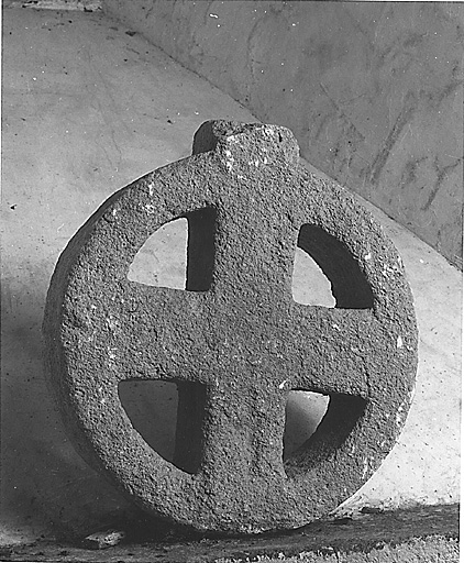 Vestige d'une croix monumentale provenant des environs d'Arnac-la-Poste (Haute-Vienne).