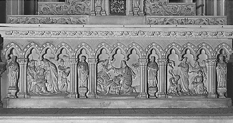 Autel, 2 gradins d'autel, tabernacle, 5 statues : Sacré-Coeur et 4 anges portant les instruments de la Passion (maître-autel)