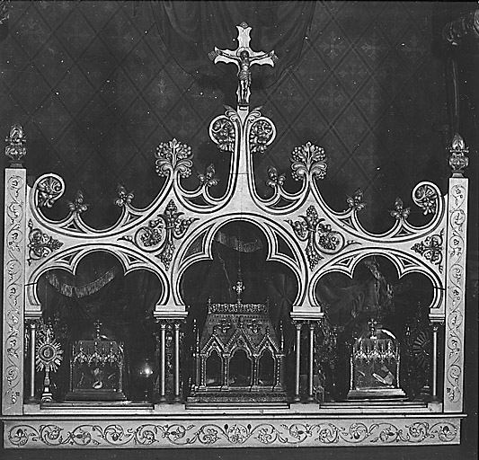 Vue de la partie supérieure vitrée formant armoire à reliquaires.