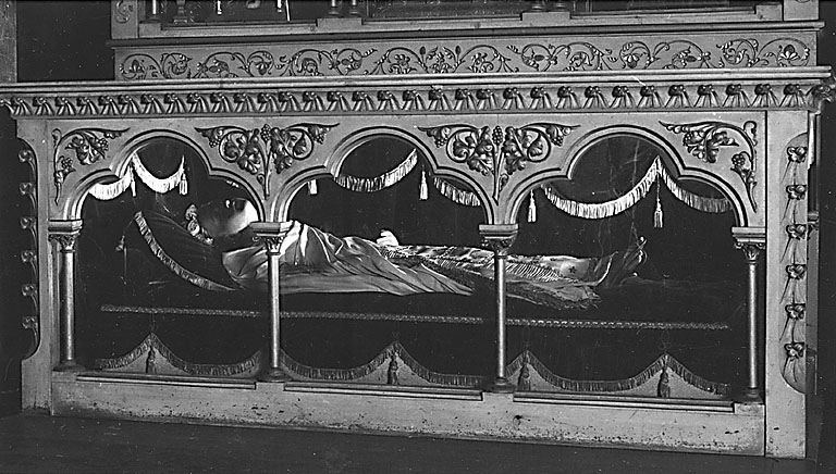 Vue de l'autel abritant le gisant en cire de sainte Réparate.