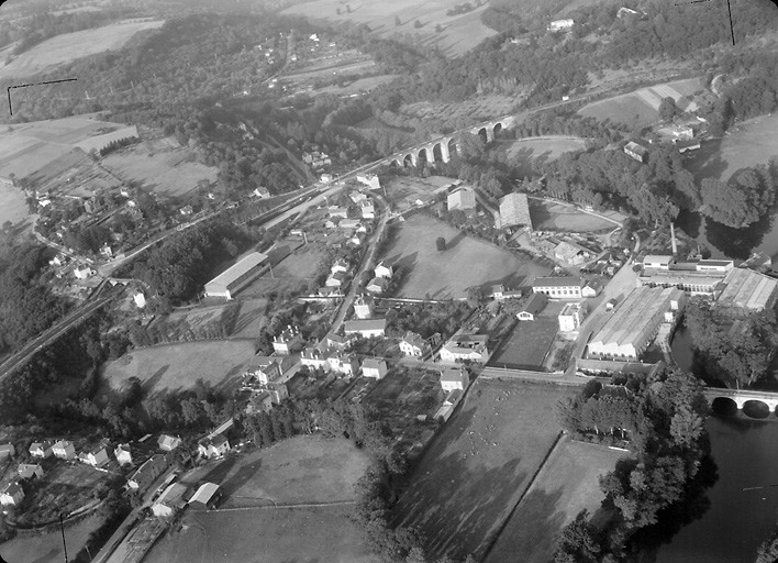 Vue aérienne avec la papeterie-cartonnerie, prise depuis le sud-ouest.