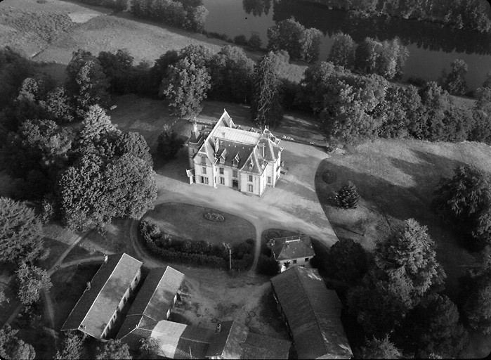 Vue aérienne du château et des dépendances depuis le sud-est.