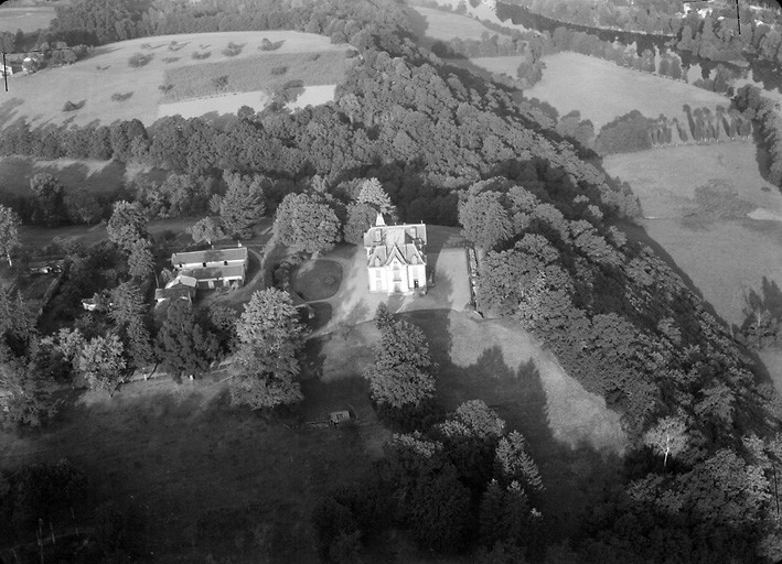 Vue aérienne du château et du parc depuis l'ouest.