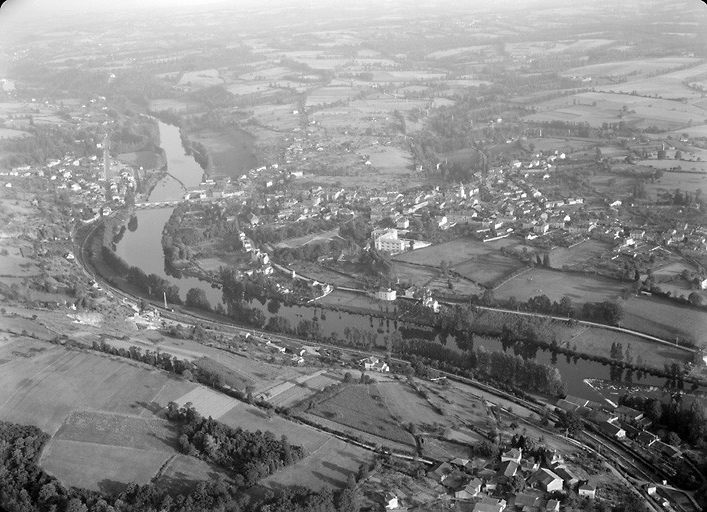 Vue aérienne de la ville depuis le nord-ouest.