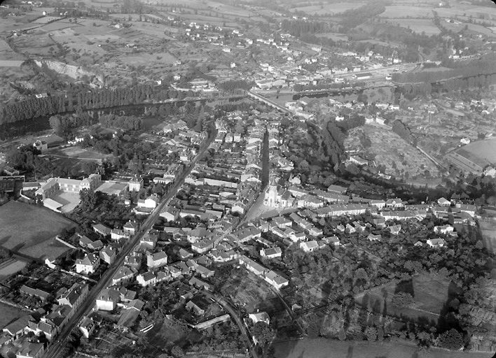 Vue aérienne rapprochée de la ville prise depuis l'ouest.