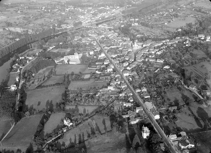 Vue aérienne de la ville prise depuis le sud-ouest.