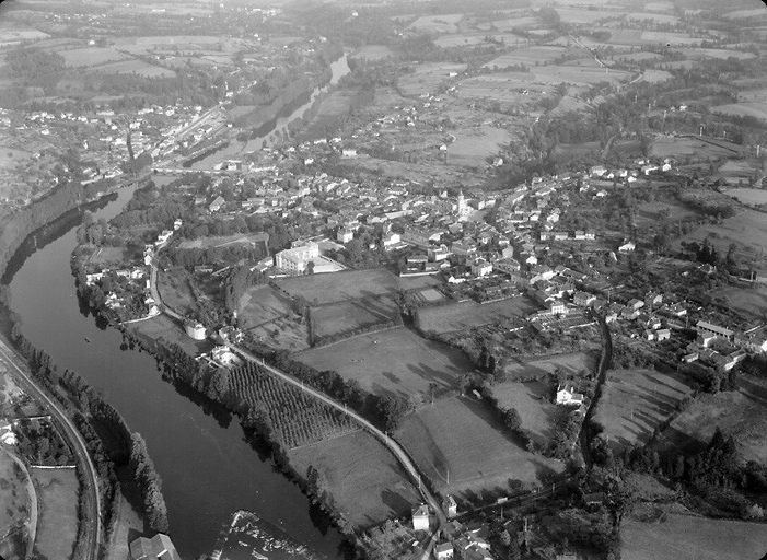 Vue aérienne de la ville prise depuis le nord-ouest.