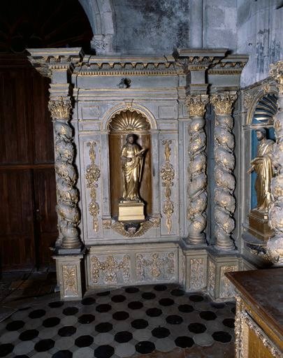 Vue de face de l'aile gauche en retour d'équerre du retable, avec la statue de saint Jean l'évangéliste.