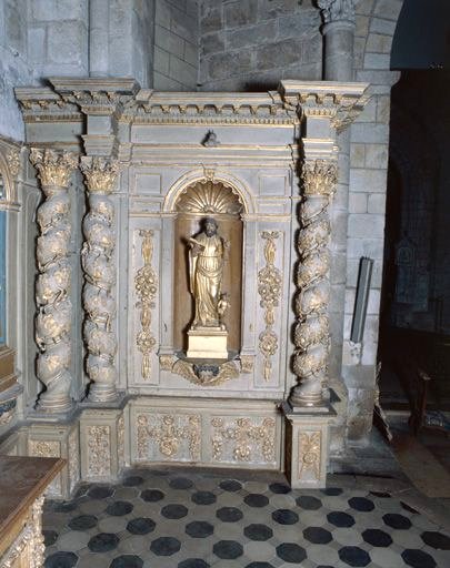 Vue de face de l'aile droite en retour d'équerre du retable, avec la statue de saint Matthieu.