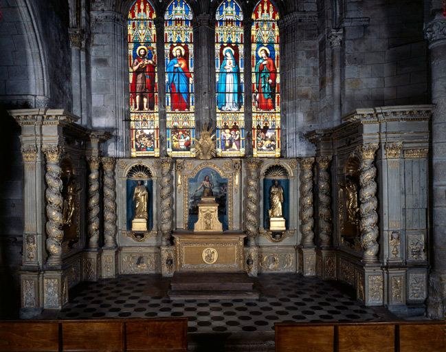 Vue générale de face, avec les statues de saint Marc dans la niche à gauche de l'autel, et de saint Luc dans la niche de droite.