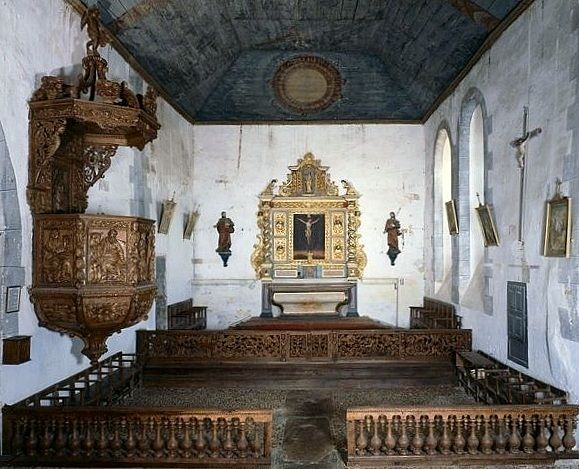 Vue générale du choeur : les 2 clôtures de choeur, la chaire à prêcher, le maître-autel avec son retable.