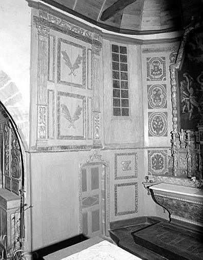 Vue du lambris du mur nord du choeur, avec la fausse porte.