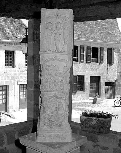 Vue d'une face : en bas la nativité, au centre la cène, en haut la flagellation du Christ.