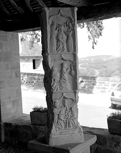 Vue d'une face : en bas l'adoration des mages, au centre l'agonie du Christ au jardin des oliviers, en haut le couronnement d'épines.