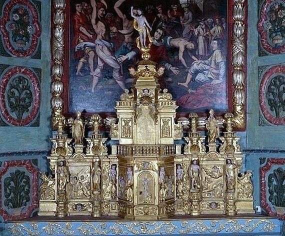 Vue rapprochée du gradin, du tabernacle et de l'exposition.