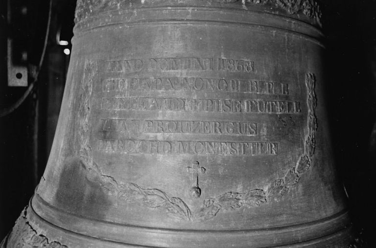 Détail : le médaillon inscrit avec la date 1868.