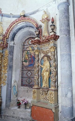 Détail : partie latérale sud, avec statue de sainte Anne dans la niche et buste de femme sur le pinacle central.