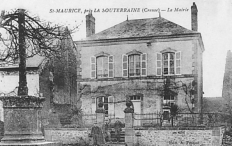 Saint-Maurice-la-Souterraine. Vue de la mairie vers 1920.