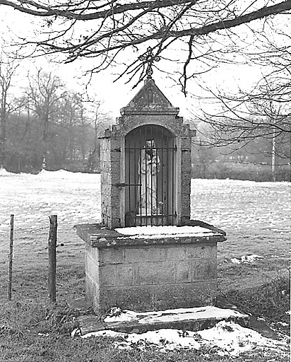Noth. Oratoire en pierre abritant une statue de la Vierge à l'Enfant, en fonte moulée. Inscription portée sur le socle de la statue : 'oratoire érigé par souscription diocésaine à l'initiative de Mme de Curel (la Foth) / Notre-Dame-du-Bon-Espoir / en 1943'. Dimensions de l'oratoire : h : 315, la : 162, pr : 110. Dimensions de la statue : h : 95.
