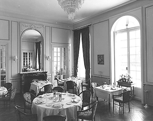 Rez-de-chaussée, ancien grand salon, actuellement salle à manger.