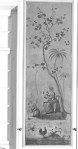 Rez-de-chaussée, salle à manger. Mur est, peinture (n° 4) représentant une femme assise tenant un enfant sur ses genoux, un autre enfant à ses pieds.