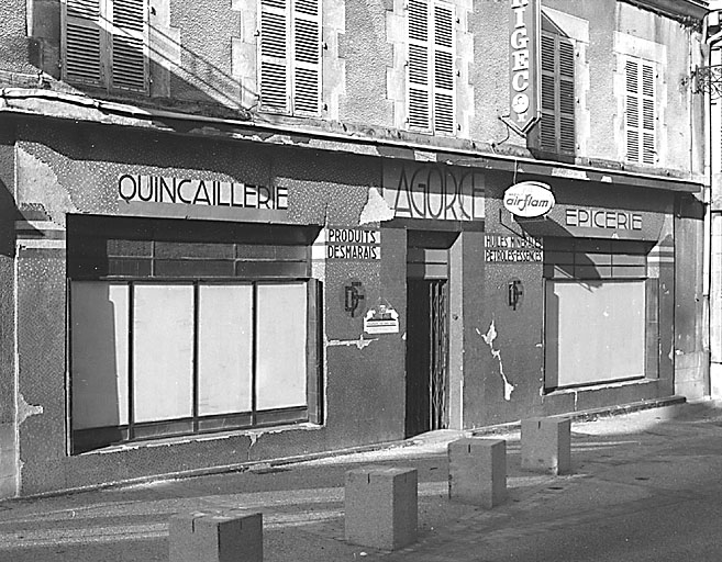 La Souterraine, ville. 3 rue Saint-Jacques. Maison avec rez-de-chaussée à usage commercial. Vue de la devanture de la boutique en mosaïque et datant des années 30-40. Cadastre 1992 BD 146.