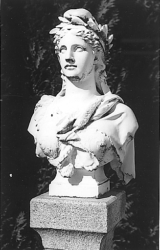 Noth. Buste de Marianne en bronze, reposant sur socle en pierre, érigé devant la mairie. Porte l'inscription 'FRANCIA / sculpteur / 16 Av de la Tour d'Auvergne'.