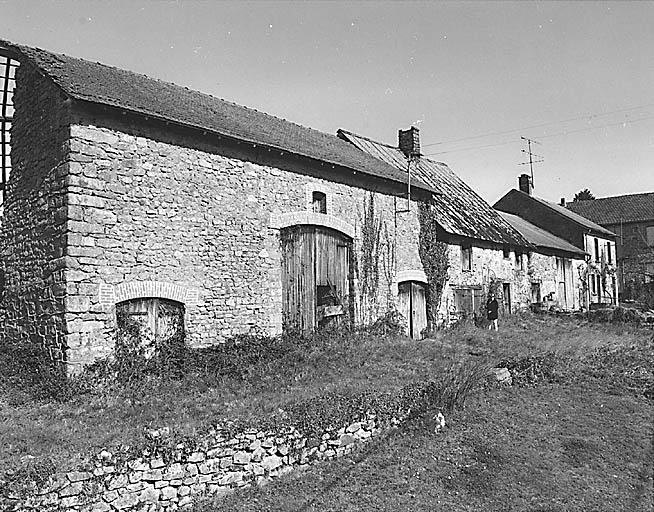 Noth. Alignement de fermes, au nord du bourg, le long de l'ancienne route de Bénévent à Naillat. Cadastre 1987 D1 105, 103, 100.