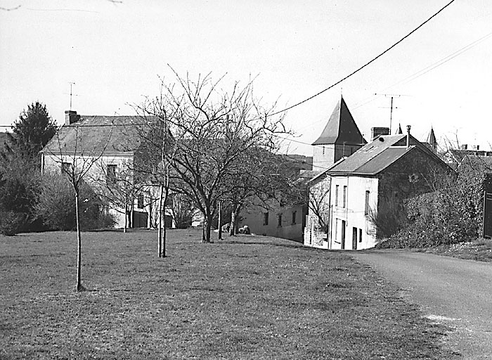 Bourg. Emplacement de l'ancien cimetière.