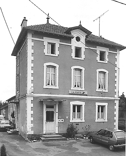 Saint-Maurice-la-Souterraine. Ecole de filles construite en 1884, aujourd'hui réhabilitée en bureau de poste.